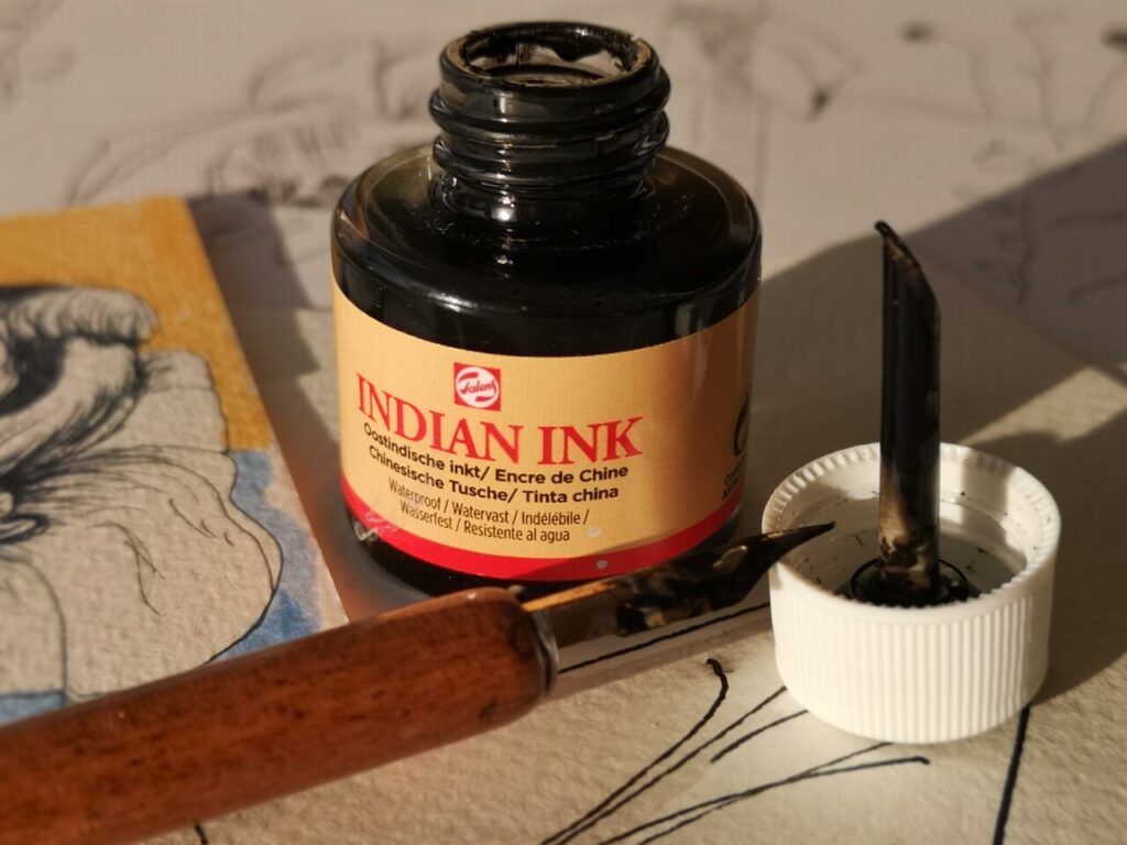 En flaske med sort indian ink