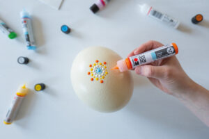 Bruk den oransje dot pennen til å lage prikker på egget