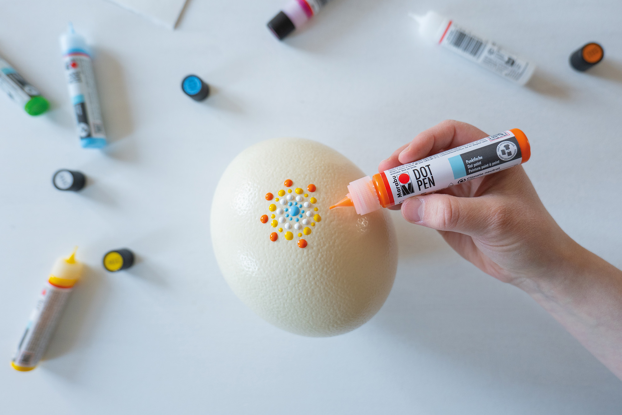 Bruk den oransje dot pennen til å lage prikker på egget