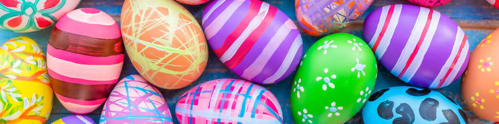 Dekorerte påskeegg i mange farger