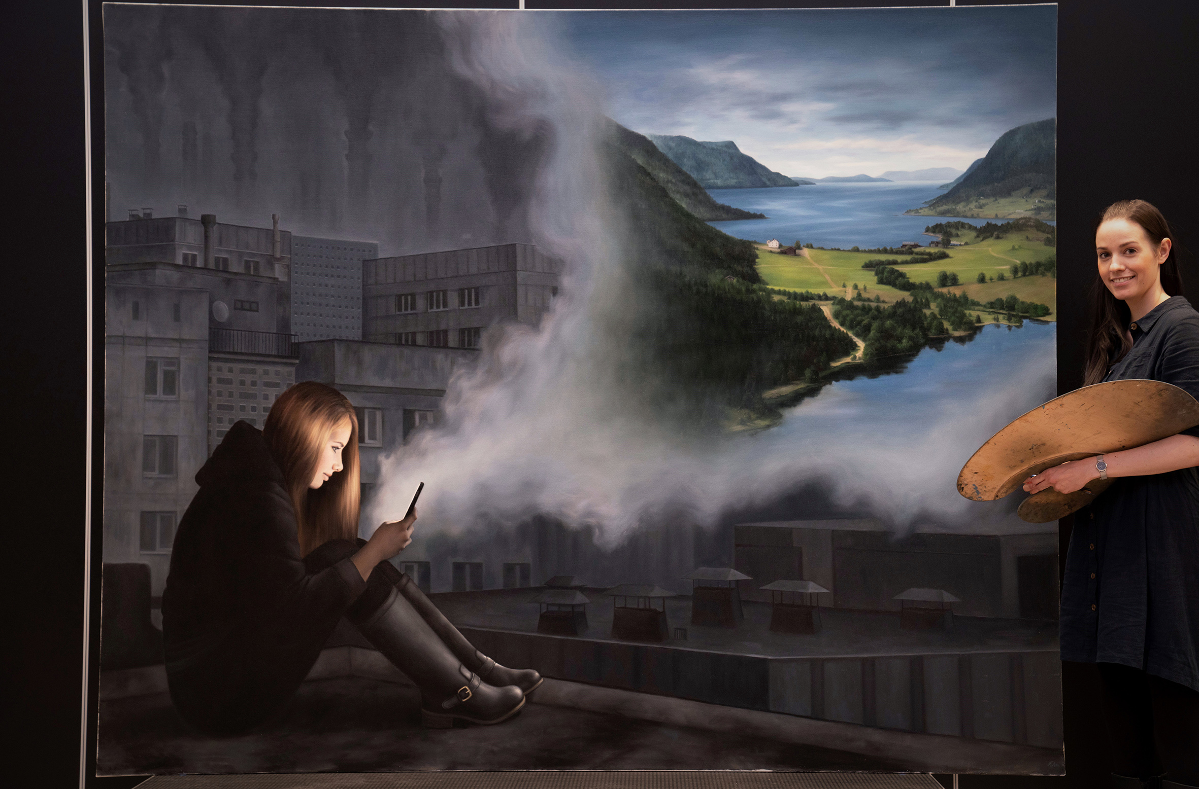 Portrett av Frøydis Aarseth med Tankeskyen. Fotograf Thor Aage Lillestol