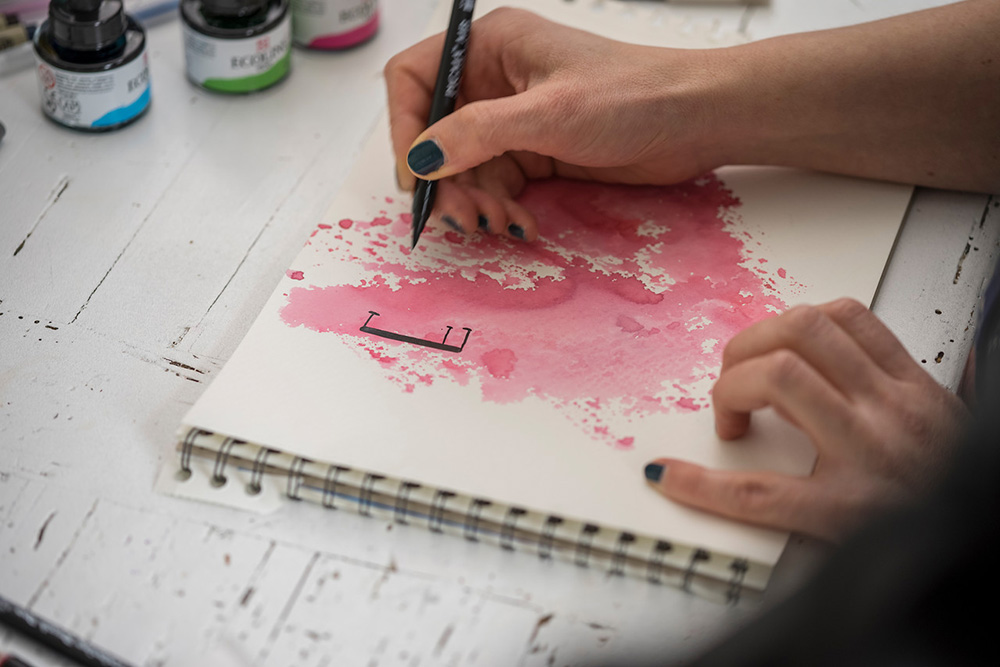 Kombiner lettering med andre medier som akvarell!