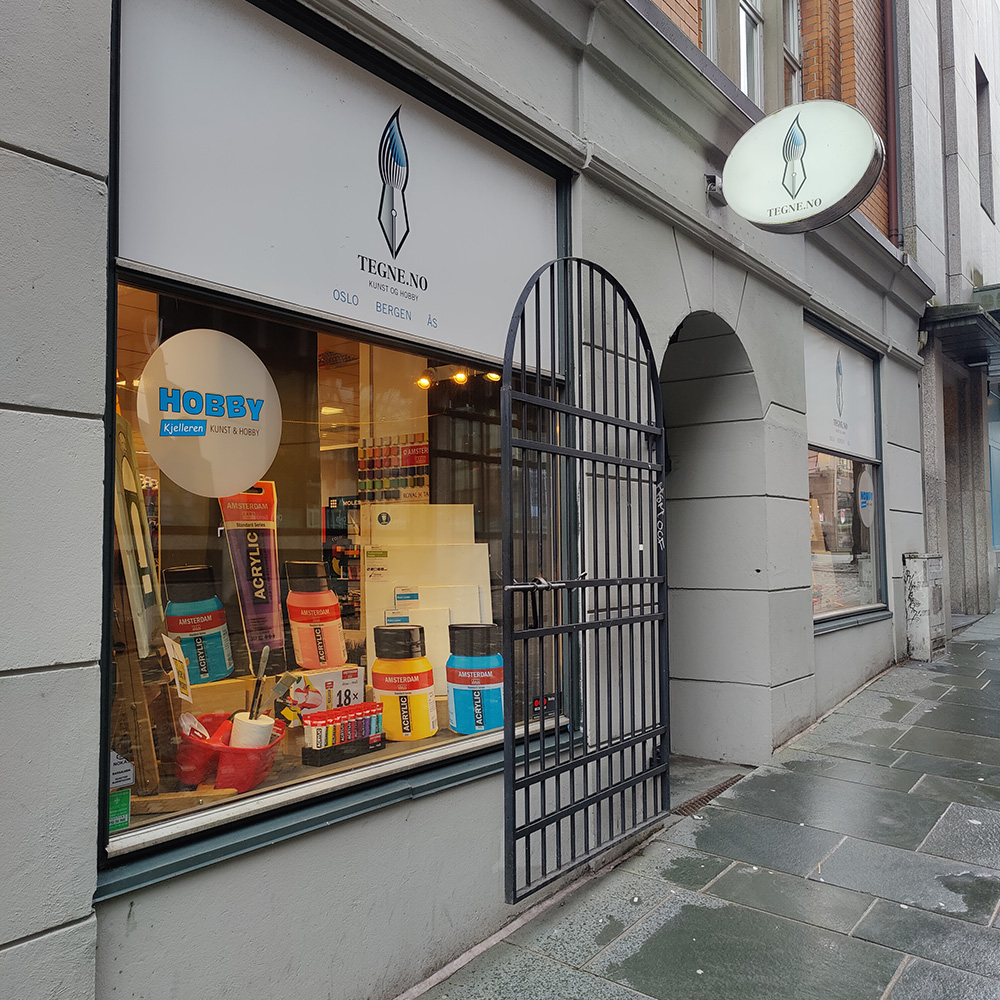 Butikken TEGNE i Bergen sentrum, med vindusutstilling med malingen Amsterdam