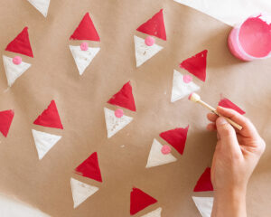 Julepapir med linotrykk i rødt og hvitt