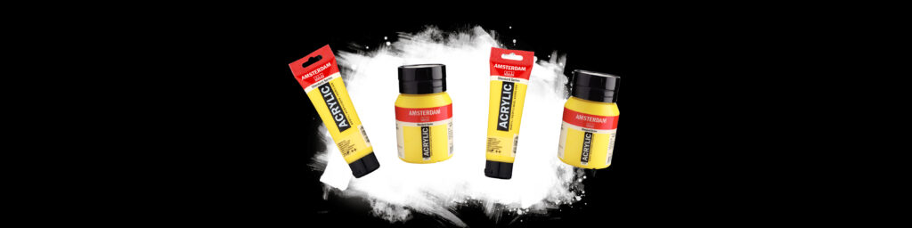 Fire gule Amsterdam Acrylic-malinger i tube og boks arrangert mot svart bakgrunn med hvit penseltekstur.