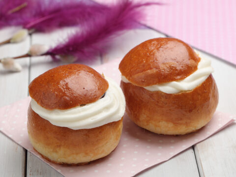 Kollasj med fastelavnsris og fastelavnsboller.